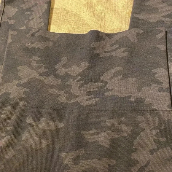 NWOT Spanx Look at me now camo leggings - Picture 2 of 6